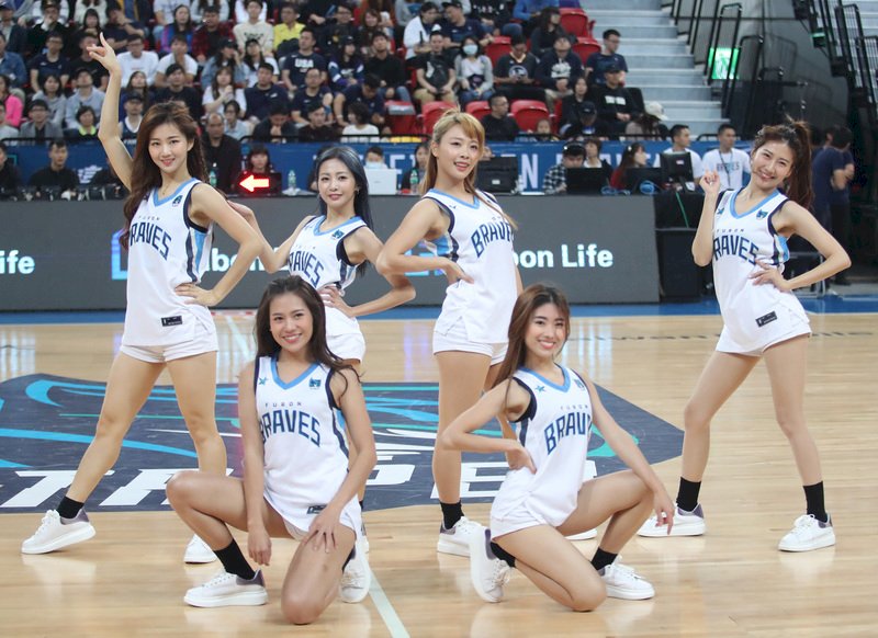 東南亞職業籃球聯賽（ABL）台北富邦勇士隊，4日繼續在主場台北和平籃球館出賽，富邦專屬啦啦隊FubonAngels場中熱舞，炒熱全場氣氛。