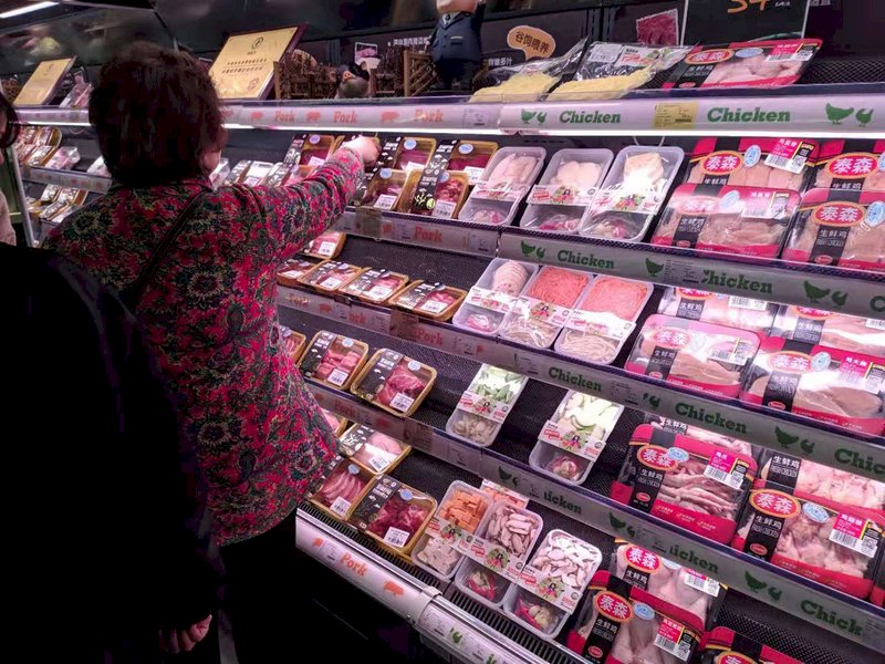 非洲豬瘟疫情使中國豬肉供需嚴重失衡，CPI達8年新高。圖為中國民眾選購豬肉。