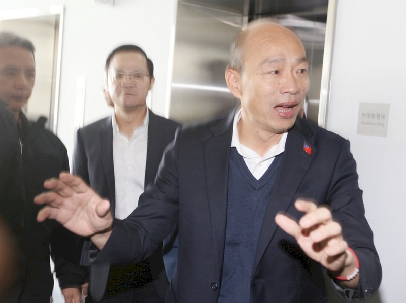 高雄市長韓國瑜（右）請了近3個月的假，13日銷假返回市府鳳山行政中心上班。