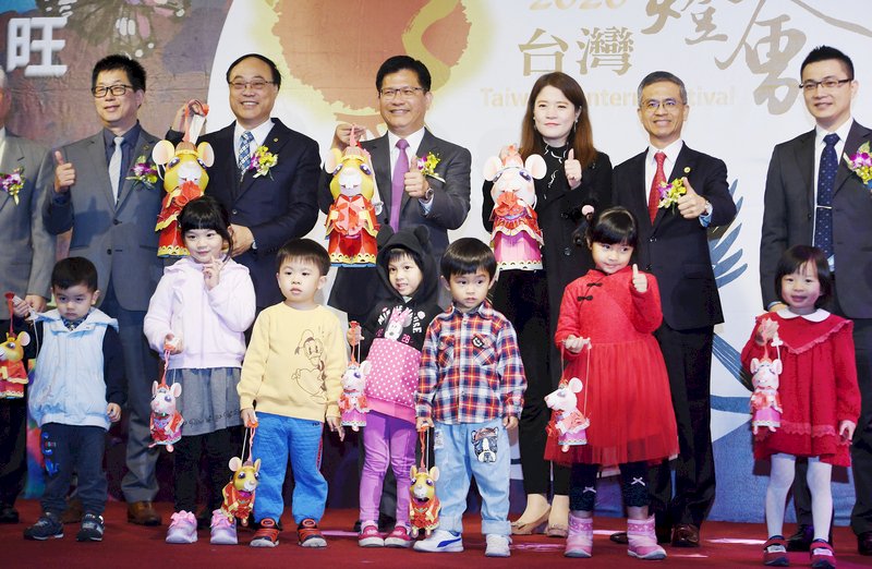 2020台灣燈會主燈暨小提燈造型發表記者會13日在台北圓山大飯店舉行，交通部長林佳龍（後右4）、觀光局長周永暉（後右5）等人出席，持鼠年小提燈與小朋友們合影。