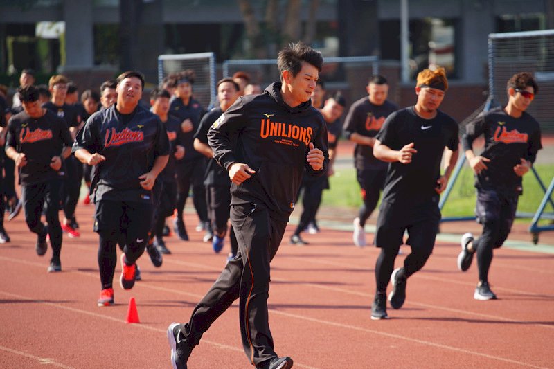 中華職棒統一7-ELEVEn獅隊在台南展開春訓，13日上午在成功大學進行體能測驗，隊員們先慢跑暖身。