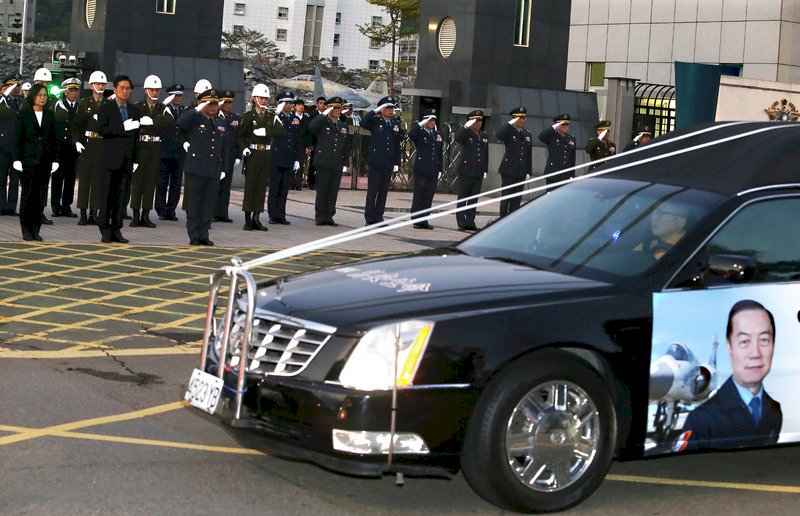 黑鷹直升機失事造成參謀總長沈一鳴等8人殉職，13日下午舉行移柩儀式，總統蔡英文（左）親赴國防部外，向殉職將士移柩車隊致敬。
