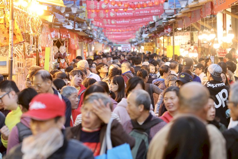 農曆新年將至，台北市迪化商圈年貨大街開賣，吸引許多民眾前往採買年貨。