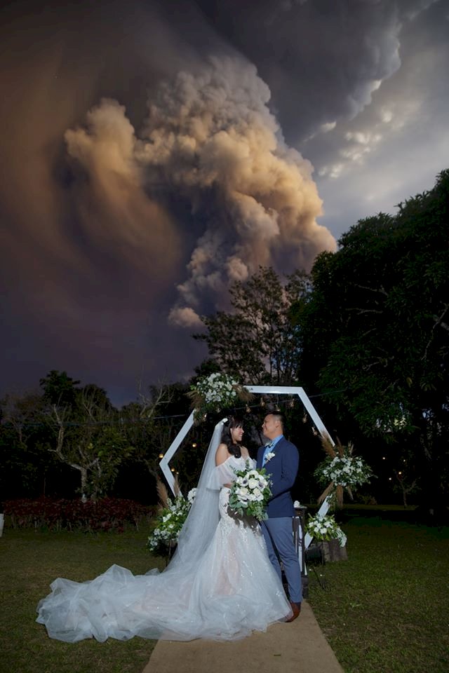 塔爾火山噴發當背景 菲國新人拍下超美婚禮照