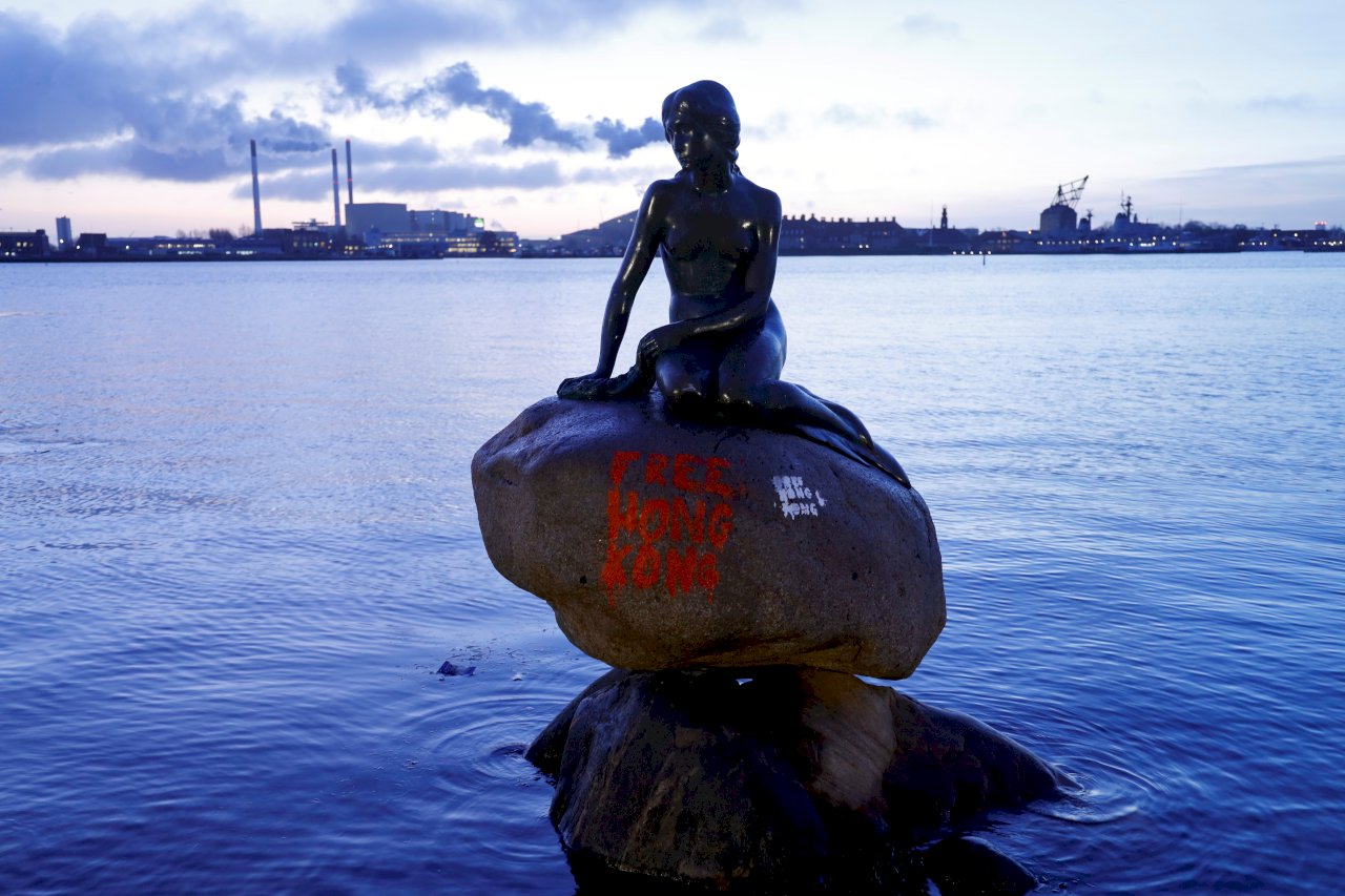 丹麥小美人魚銅像遭人塗鴉 噴上「光復香港」英文字