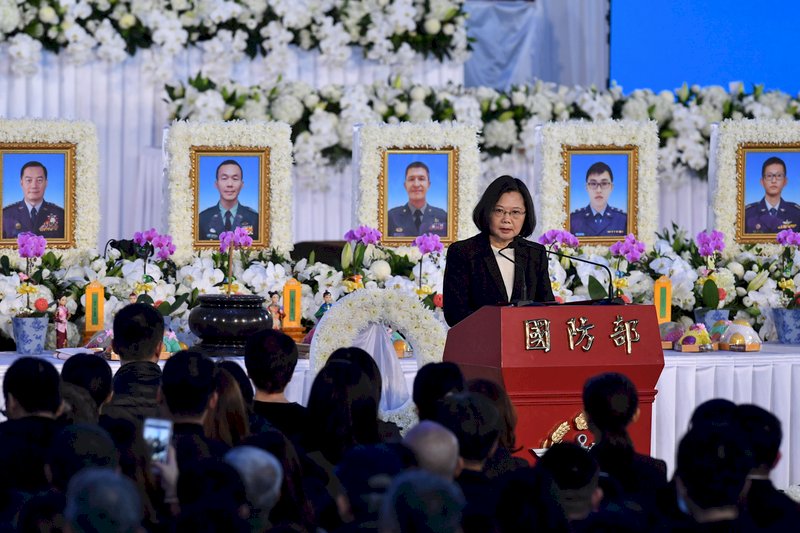 黑鷹直升機失事造成參謀總長沈一鳴上將等8人殉職,14日上午在空軍松山基地指揮部舉辦聯合公祭,總統蔡英文(台上)親自出席,致詞追悼緬懷。