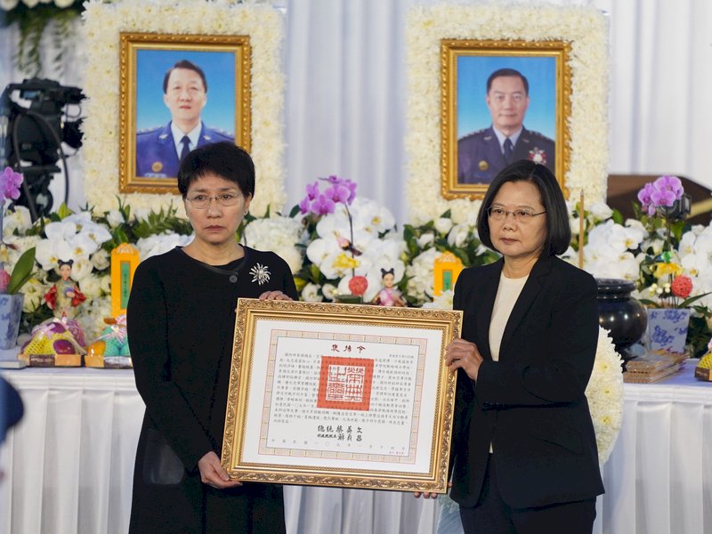 參謀總長沈一鳴上將等8名將士因黑鷹失事殉職,14日上午舉行聯合公奠儀式,總統蔡英文(右)主持追晉、追頒儀式,並頒贈褒揚令,由沈一鳴的妻子(左)代表受領。