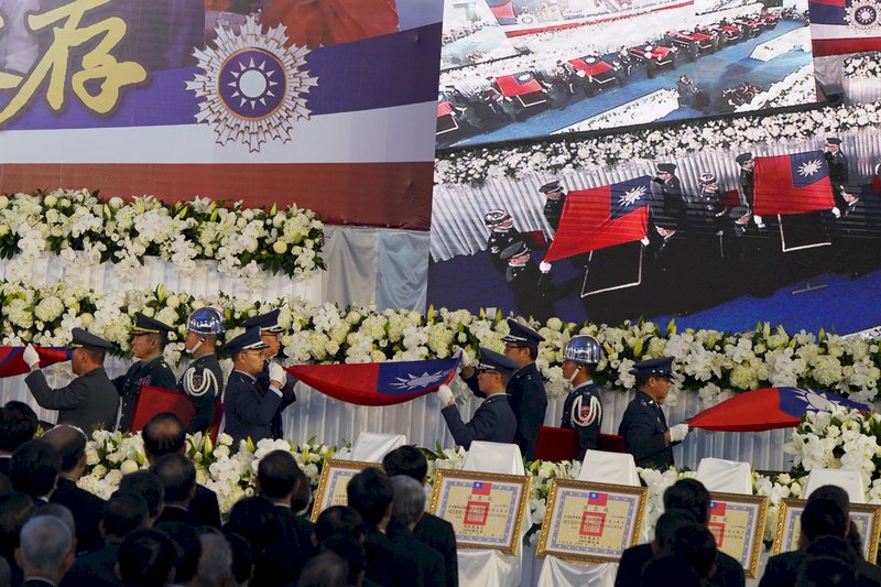 參謀總長沈一鳴上將等8名將士因黑鷹失事殉職,14日上午舉行聯合公奠儀式,由國軍同袍為殉職將士靈柩覆蓋國旗,場面肅穆。