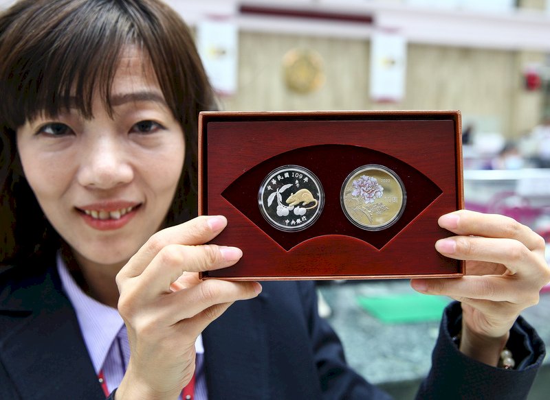 中央銀行委請台灣銀行發行「庚子鼠年生肖紀念套幣」14日公開發售,每套售價新台幣1800元;製作精美,寓意吉祥,展現多元的鑄製工藝之美。