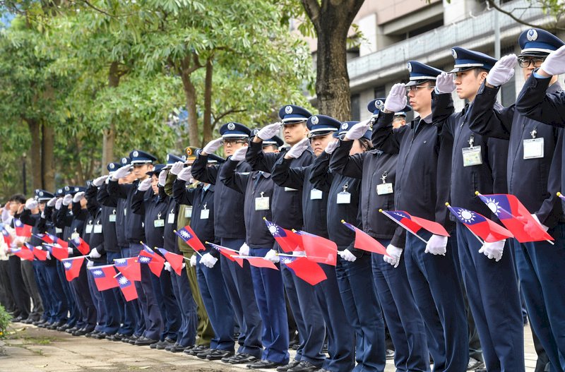黑鷹殉職將士啟靈車隊14日自空軍松山指揮部出發,前往第二殯儀館火化,沿途官兵整齊向車隊敬禮。