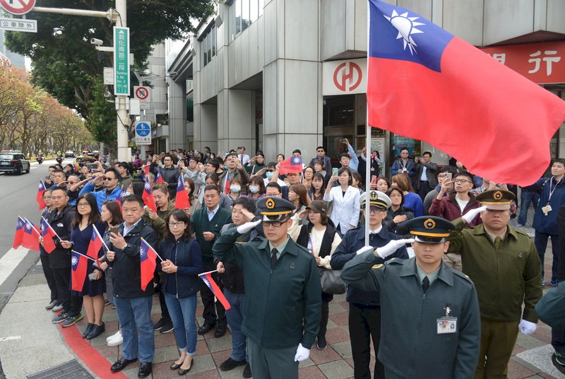 黑鷹殉職將士啟靈車隊14日自空軍松山基地指揮部出發,行經敦化南路前往第二殯儀館火化,沿途民眾與官兵一同向車隊敬禮致意。