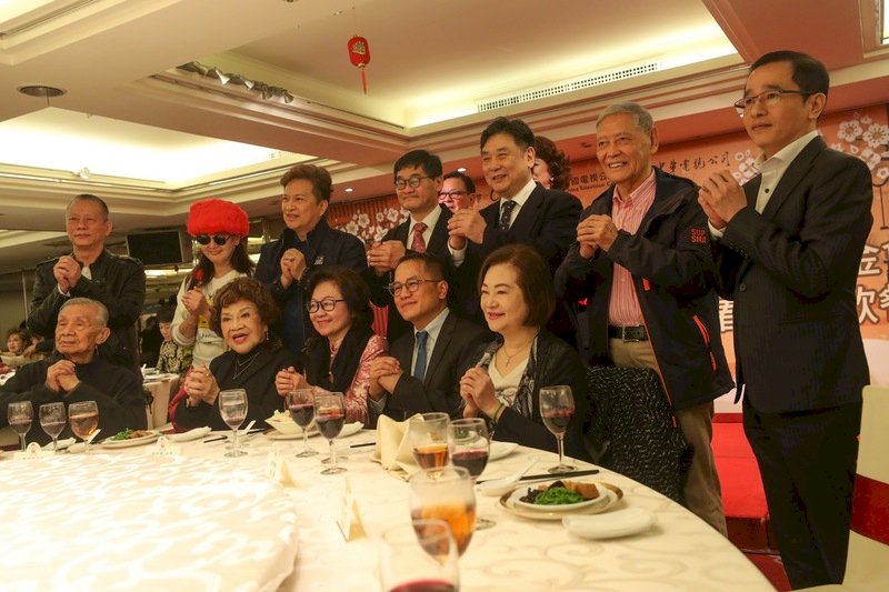 109年度關懷演藝人員春節聯歡餐會14日下午在神旺大飯店舉辦,邀請多名資深藝人參與,文化部次長彭俊亨(前右2)出席活動並與藝人們合照。