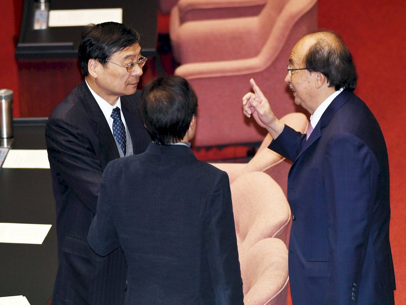 立法院確定14日起至22日召開臨時會,審議109年度中央政府總預算案,民進黨團總召柯建銘(右)與國民黨團總召曾銘宗(左)在14日院會中交換意見。