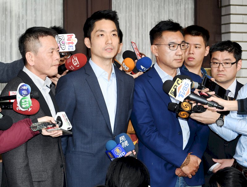 國民黨立委林為洲(前左起)及已宣布辭去中常委一職的立委蔣萬安、江啟臣及台北市議員徐弘庭,14日在立法院議場門外向媒體談話,表達檢討改革已經刻不容緩。