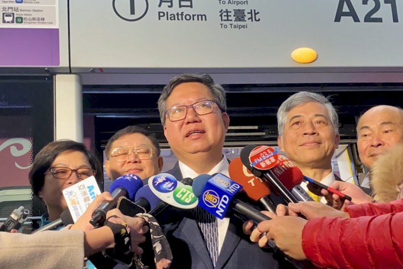外界關注民進黨總統、立委選舉勝選後,桃園市長鄭文燦未來是否可能接閣揆或競選其他縣市首長;鄭文燦(中)14日出席活動接受媒體聯訪時避談未來動向,但以搭機場捷運比喻說,「我是一站一站坐,不會在A21環北站就講A1台北站的事」。