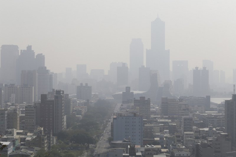 高雄市楠梓區15日清晨發生倉庫大火濃煙四竄異味飄散,影響周邊並擴散到市區致空氣品質不佳。圖為15日高雄天際一片灰濛濛。