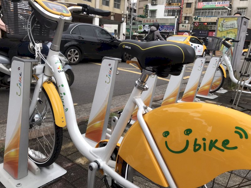 台北市交通局15日起在公館地區試辦YouBike2.0,共提供102站、約1800個車柱及500輛新式自行車,前30分鐘為新台幣2元優惠價。
