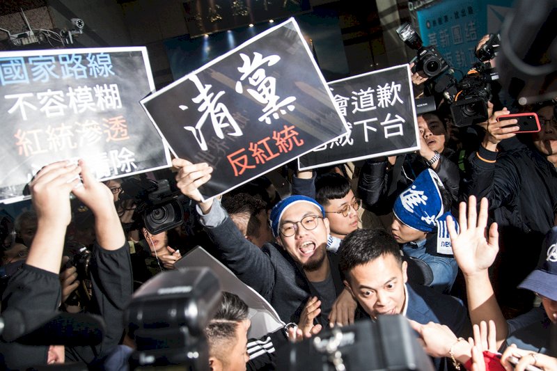 國民黨15日召開中常會討論總統大選後黨主席請辭一案,數名青年黨員在中央黨部大廳高舉「清黨 反紅統」看板抗議,與黨工、保全發生衝突。