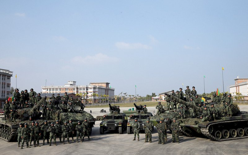 國軍官兵春節強化戰備,國防部15日安排媒體參訪陸軍裝甲564旅戰備部隊,模擬反機降作戰,實兵對抗演練。