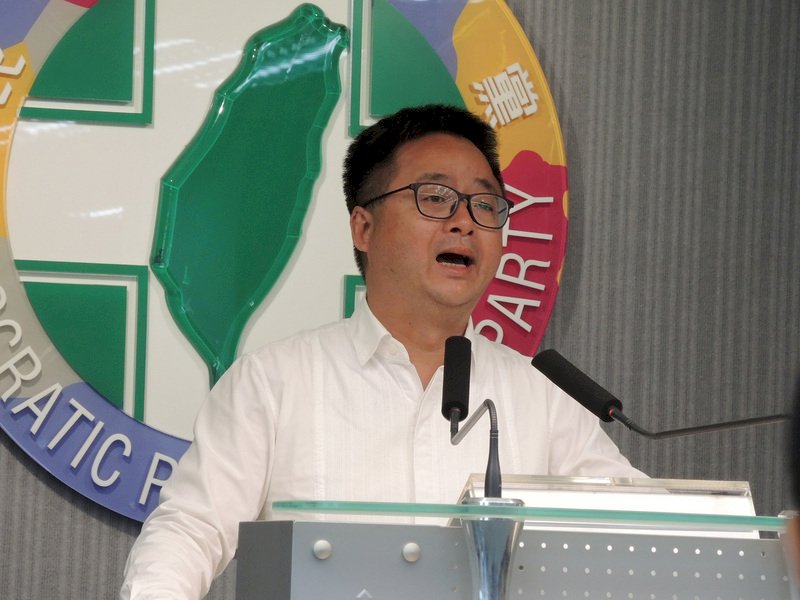 民進黨秘書長羅文嘉15日說,他今天跟中常會報告,他和副秘書長林飛帆在前兩天向卓榮泰提出,很高興與大家打這場光榮的戰役,達成設定的目標,總統連任、國會過半,守護台灣民主,任務達成,工作也該告一段落。