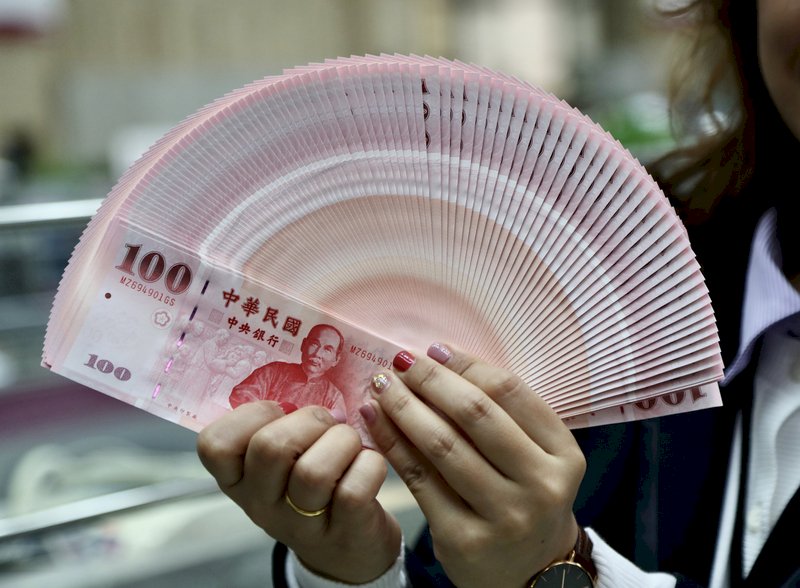 農曆春節將至,為了便利民眾春節前兌換新鈔,16日起至22日民眾可在8家金融機構、共454家選定的分行進行新鈔兌換。