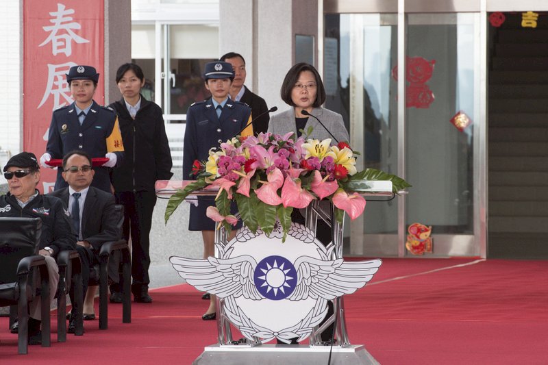 總統蔡英文(右)16日在新竹空軍基地主持「興安專案新建營舍啟用典禮」,致詞時說,期望官兵能夠在良好的環境下更專注戰備。(圖:中央社)