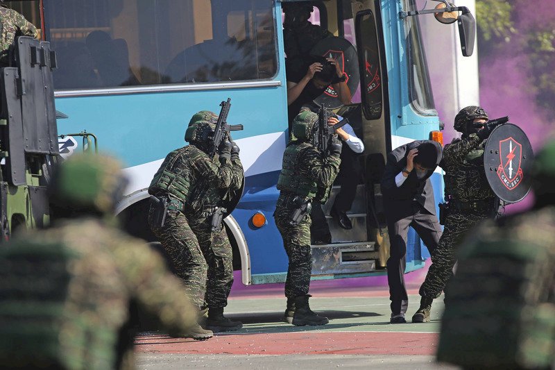海軍陸戰隊人員16日在高雄壽山地區,演練反劫持任務,場景相當逼真。