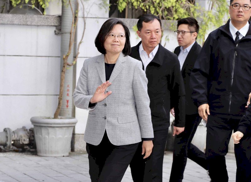 總統蔡英文(左)16日中午在台北出席2020蔡英文總統連任感恩餐會,感謝全國競選總部工作人員。