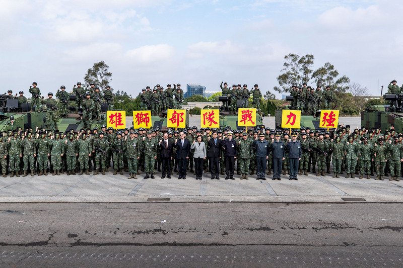 總統蔡英文16日前往陸軍楊梅高山頂營區視導,慰勉陸軍機械化步兵第269旅。「雄獅格鬥部隊」為總統展示各式演練。(軍聞社提供)