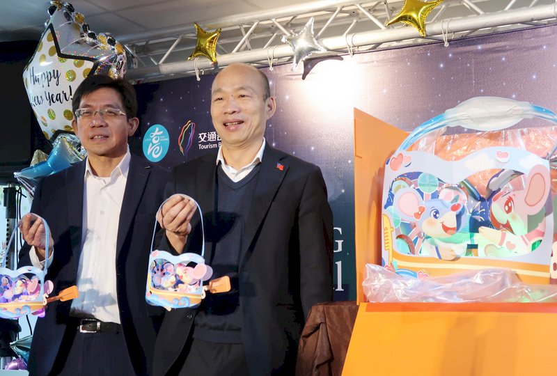 高雄市長韓國瑜(右)16日出席在高雄醫學大學附設中和醫舉辦的「2020高雄燈會藝術節」小提燈亮相記者會,與高雄市觀光局長邱俊龍(左)一同介紹高雄燈會鼠一鼠二小燈籠。