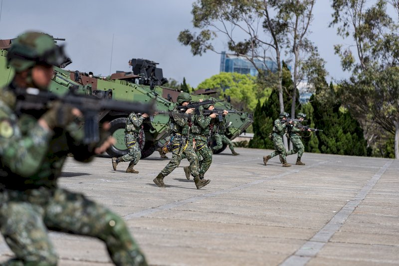 總統蔡英文16日前往陸軍楊梅高山頂營區視導,慰勉陸軍機械化步兵第269旅。圖為「戰備部隊演練」模擬桃園國際機場大樓遭敵軍占領、國軍反制作戰情境。(軍聞社提供)