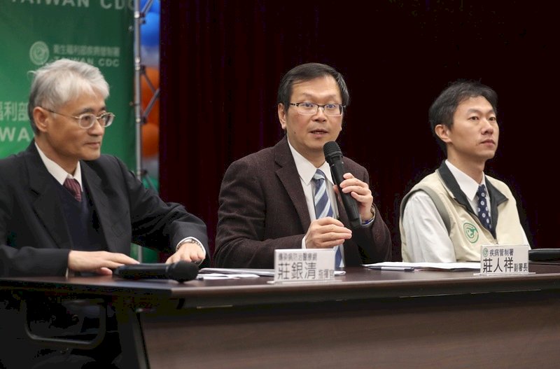 爆發於中國武漢的2019新型冠狀病毒肺炎疫情持續延燒,衛福部疾管署日前安排傳染病防治醫療網指揮官莊銀清(左)、防疫醫師洪敏南(右)赴武漢獲取疫情相關資訊,副署長莊人祥(中)16日在台北主持記者會,宣布即日起提升武漢市旅遊疫情建議至第2級警示。