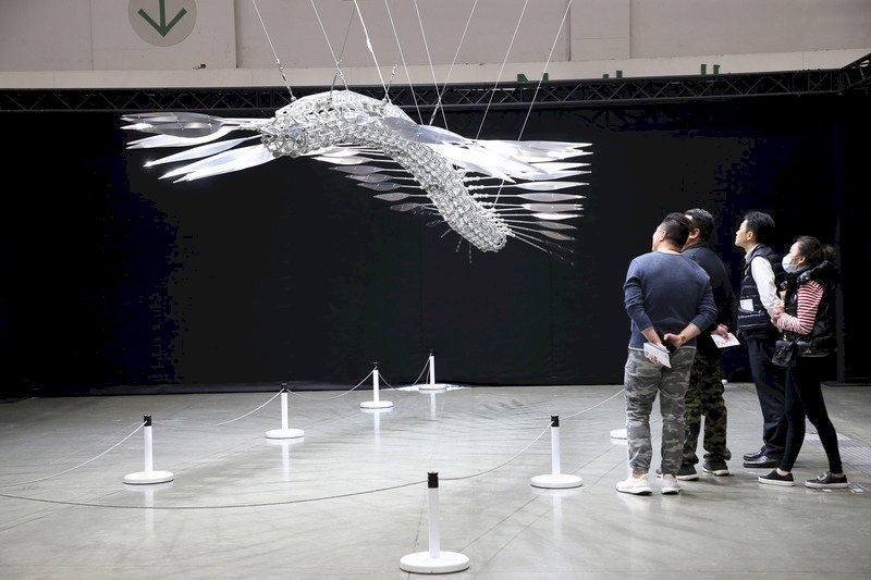 2020台北當代藝術博覽會17日起正式登場,16日舉辦預展,台灣新興藝術團體豪華朗機工將精密工藝技術融入創意的藝術靈魂,展出作品「漫遊-羽」,散發飛揚奇趣的未來感。