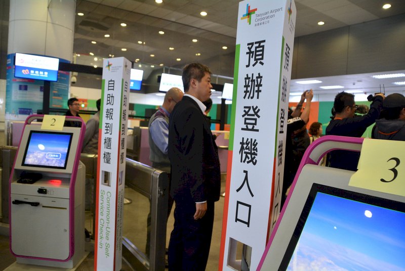 新北捷運環狀線19日起試乘,市長侯友宜16日視察時表示,旅客可在環狀線轉機場線產業園區站預辦登機與託運(圖),縮短旅程。