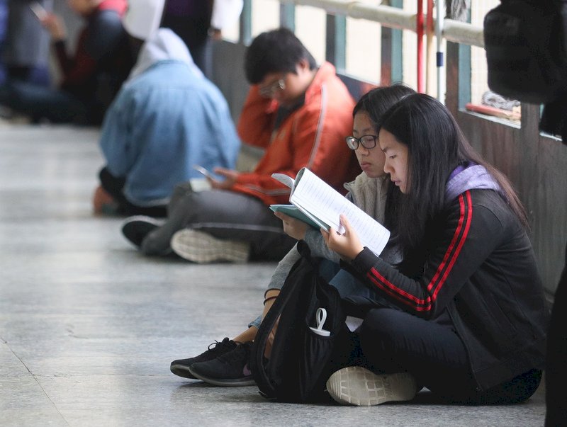 大學入學考試中心主辦的109學年度學科能力測驗考試17日舉行,考生上午把握考前時間做最後複習。