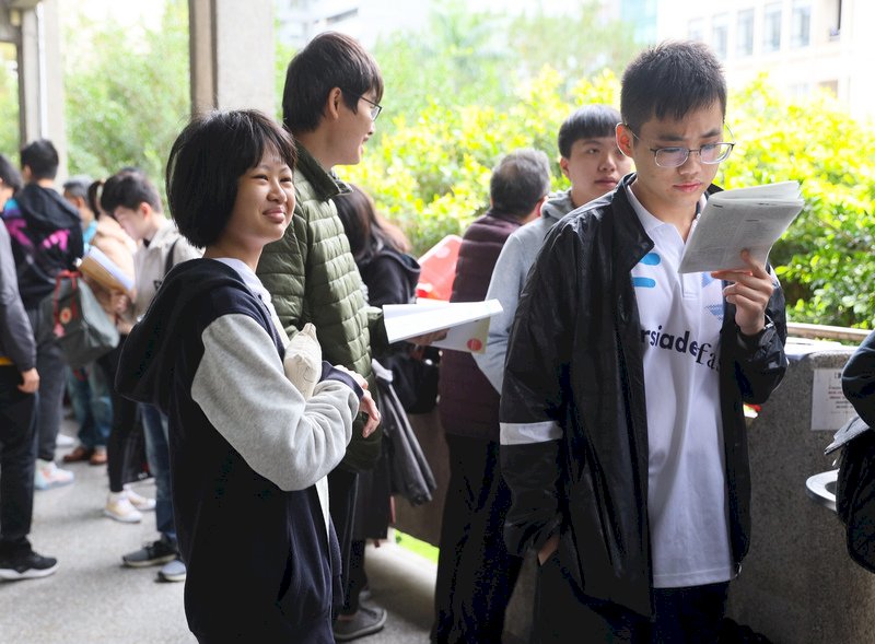 大學入學考試中心主辦的109學年度學科能力測驗考試17日在全國各地考場舉行,許多考生把握考前時間,仔細複習考試科目。