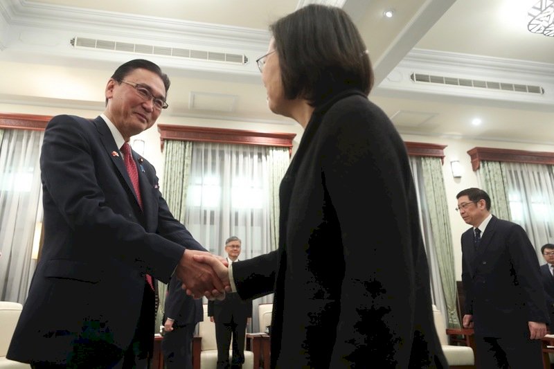 總統蔡英文(前右)17日上午在總統府接見日華議員懇談會會長古屋圭司(左),兩人握手致意。