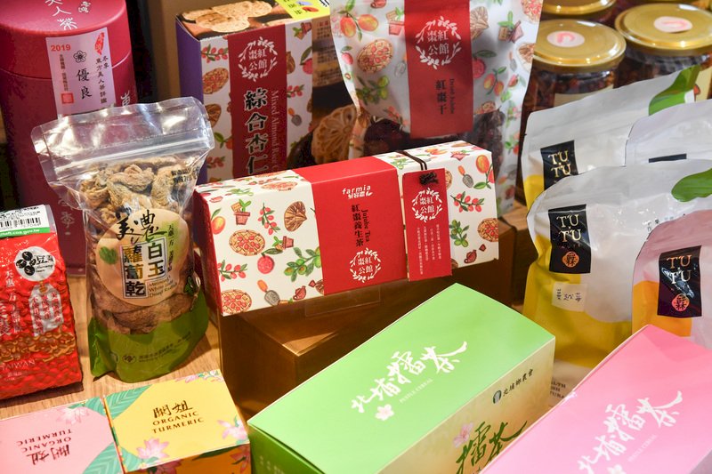 客家委員會與京站時尚廣場共同推出「客家年貨週」,希望能夠藉由交通樞紐的優勢推廣客家在地伴手禮。
