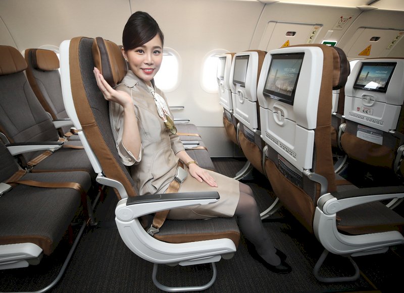 星宇航空A321neo經濟艙整體採明亮色系搭配俐落及簡練的外型,大地色調椅墊以多色編織工法優雅展現如樂譜的流線花紋,增添空間寬敞感及視覺舒適度。新式的超薄椅背結構大幅增加腿部空間,並搭配皮質頭靠。