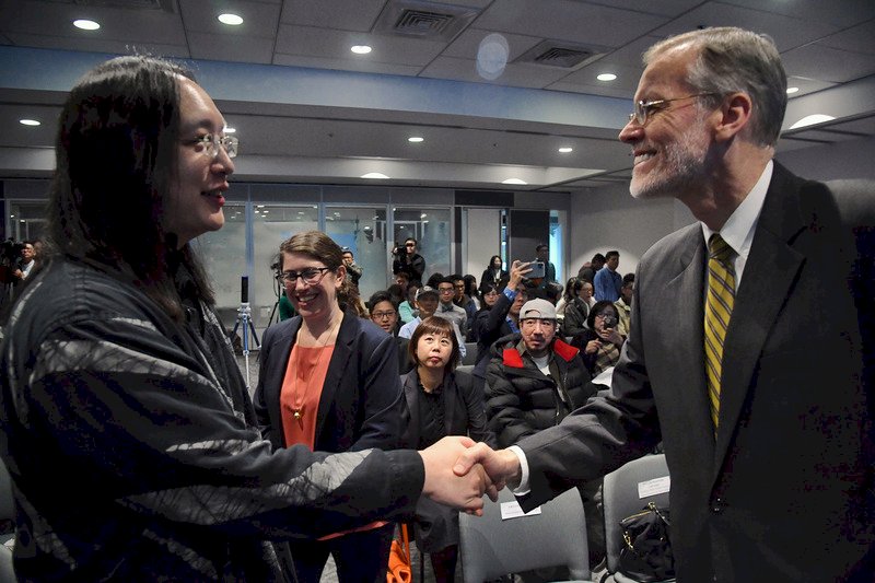 美國在台協會(AIT)處長酈英傑(William BrentChristensen)(前右)與行政院政務委員唐鳳(前左),17日在台北出席「『智』同道合–數位對話」論壇第4場:增進美台人民的關係」,兩人握手致意。