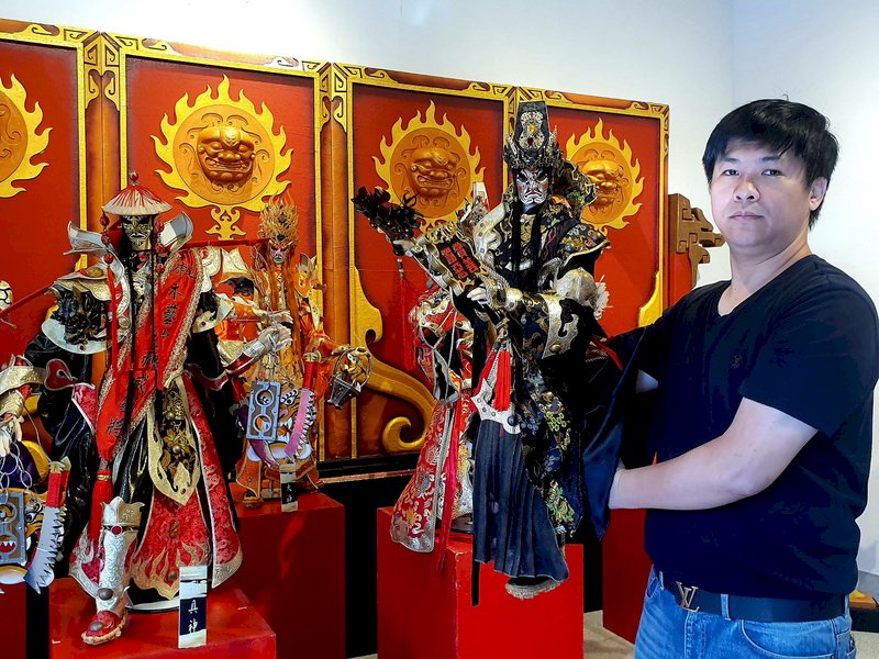 屏東戲曲故事館邀請雲林縣木藝堂展出八家將、哪吒、電音三太子及日本的陰陽師等創辦人方志銘自創的戲偶,展期即日起至4月19日。圖為方志銘自創八家將戲偶。(文化處提供)