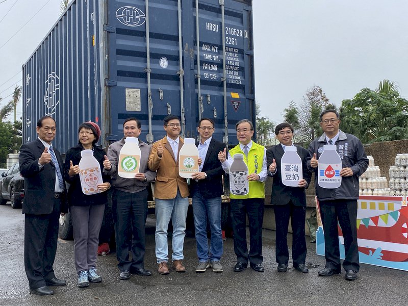 農糧署長胡忠一(右3)17日在桃園市主持國產豆製奶品首銷日本封櫃啟運儀式,希望讓日本消費者品嚐到台灣豆奶的好滋味。
