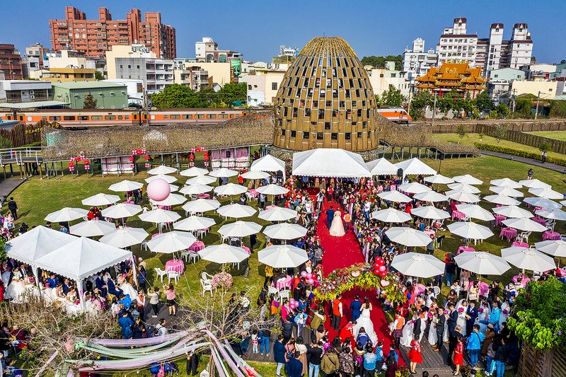 「愛你愛妳!真愛屬於你!–2020嘉義市第38屆市民集團結婚」18日在嘉義市著名景點「森林之歌」旁熱鬧登場,共有55對新人參加,一起見證幸福、攜手終身。(嘉義市政府提供)