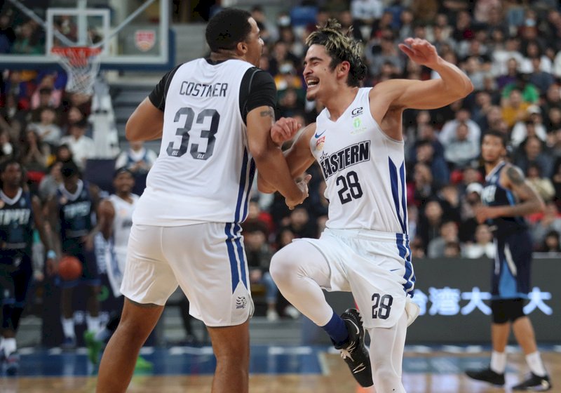 東南亞職業籃球聯賽(ABL)台北富邦勇士隊18日在主場出賽,第2節遭對手香港東方龍獅隊逆轉,一路苦追,最終以78比105不敵對手,吞下本季最慘烈一敗。圖為東方龍獅選手投進三分球,開心跳起來慶祝。