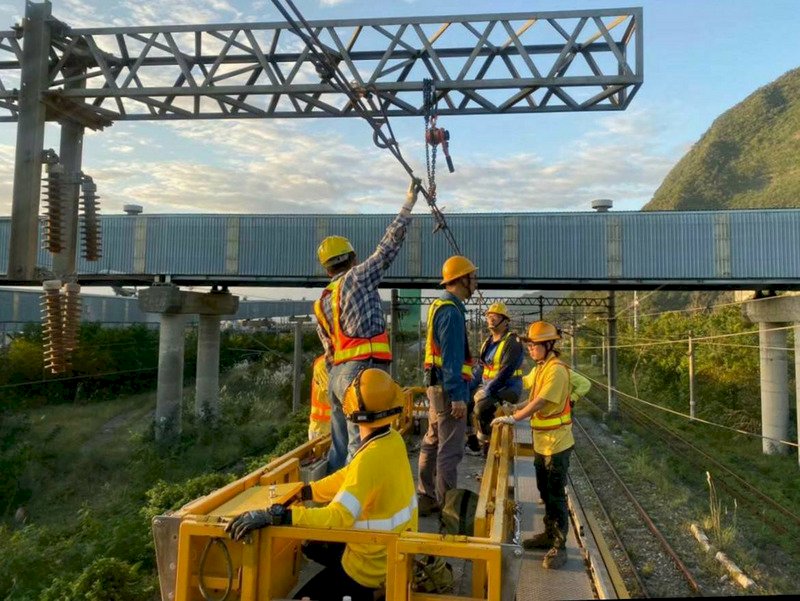 台鐵19日發布新聞稿指出，上千公里的電車線更新，預計年底前全部完成，將可強化行車效率與安全。（台鐵提供）