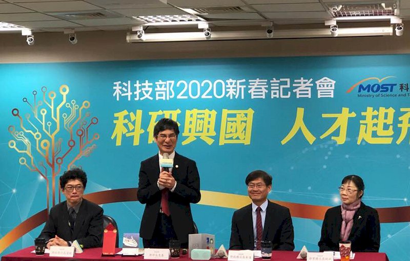 科技部20日舉行年終記者會,部長陳良基(左2)細數過去任內的施政成果,包含人才培育、半導體計畫、太空產業發展、人工智慧(AI)應用與法規鬆綁等。