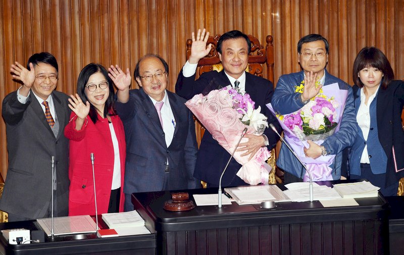 立法院長蘇嘉全(右3)與秘書長林志嘉(左)20日在立法院會主持最後一場議事後,與國民黨立委林麗蟬(右起)、總召曾銘宗、民進黨團幹事長管碧玲(左2起)、總召柯建銘一起揮手,向場內立委與媒體致意。