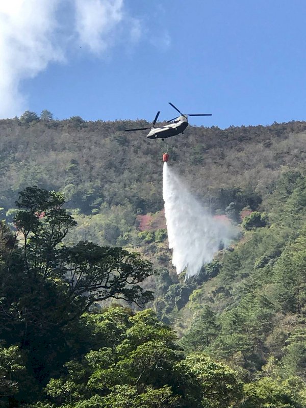 陸軍航空特戰指揮部20日派遣CH-47直升機執行梨山地區森林火災空中灑水滅火任務。(國防部提供)