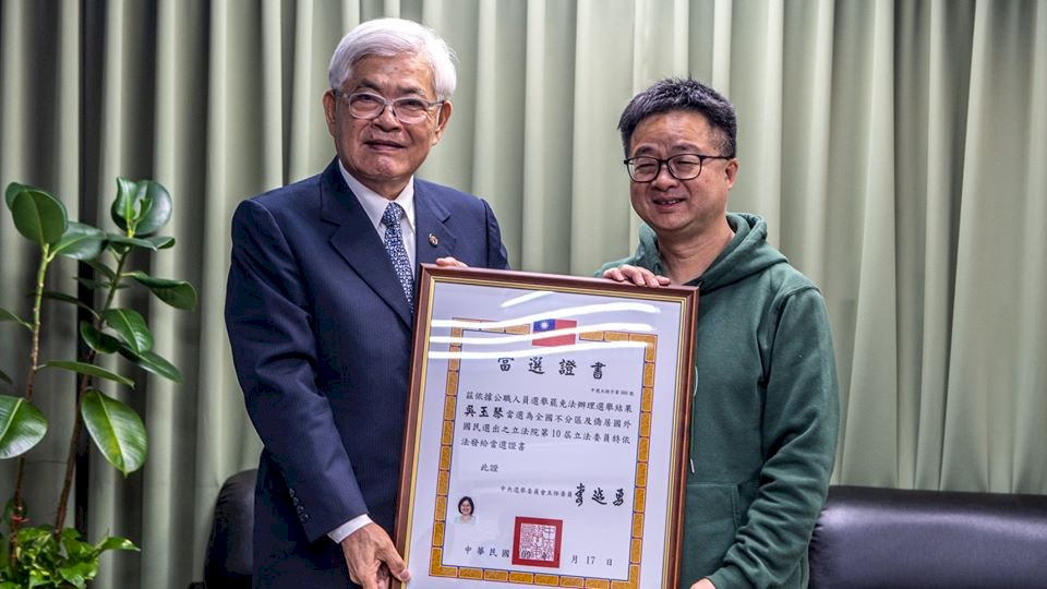 李進勇赴民進黨中央頒發不分區立委當選證書