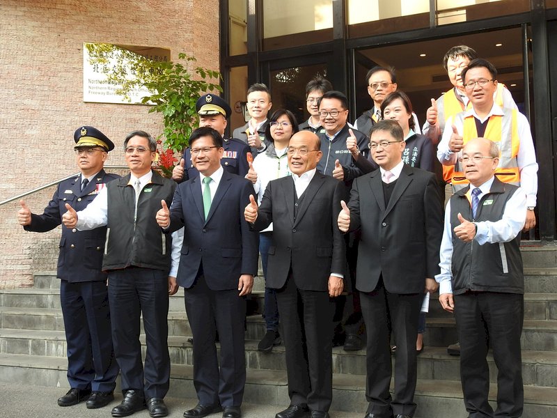 農曆春節連假即將展開,行政院長蘇貞昌(前左4)21日在交通部長林佳龍(前左3)陪同下,到高速公路局交控中心視察春節疏運情形,慰勉值勤人員的辛勞。